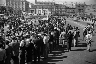 Miembros de la Confederación General de Trabajadores desfilando en la Plaza de la Constitución