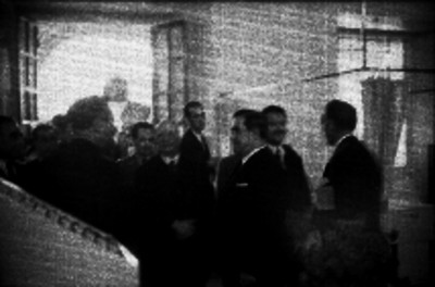 Manuel Ávila Camacho con hombres en una habitación