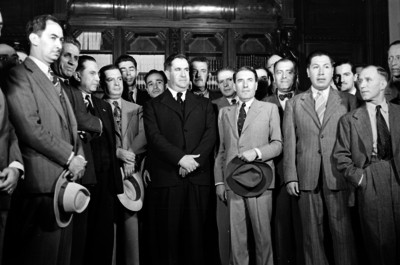 Manuel Ávila Camacho con funcionarios en Palacio Nacional