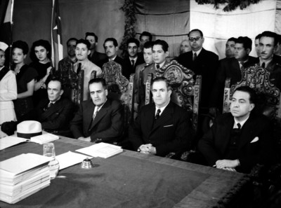 Manuel Ávila Camacho y Javier Rojo Gómez con otros funcionarios durante una ceremonia