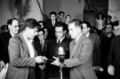 Javier Rojo Gómez y Ezequiel Padilla entregando reconocimentos durante la clausura de la Feria del Libro