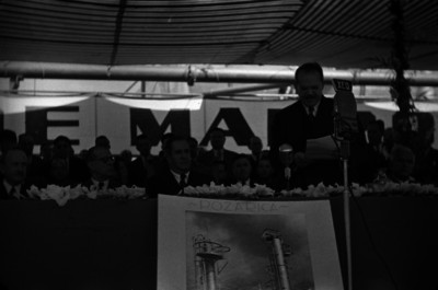Efraín Buenrostro pronuncia un discurso durante la inauguración de la refinería 18 de Marzo