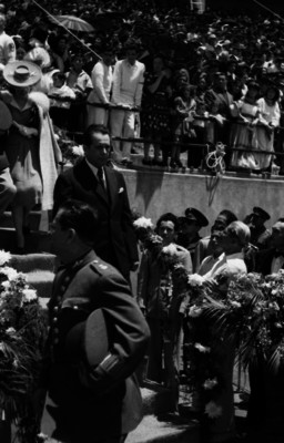 Manuel Ávila Camacho y comitiva bajando las escaleras del Estadio Nacional