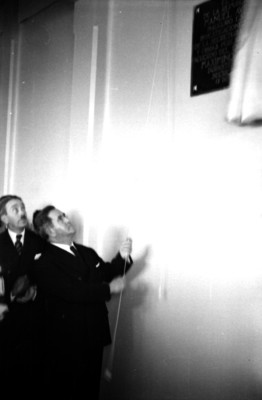 Manuel Ávila Camacho develando una placa durante la inauguración del hospital Maximino Ávila Camacho