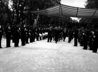 Manuel Ávila Camacho izando una bandera