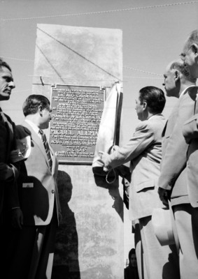 Miguel Alemán Valdés develando una placa de la construcción del ferrocarril Sonora - Baja California