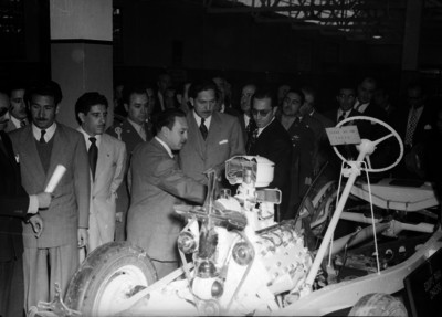 Miguel Alemán Valdés durante la exposición de un equipo para chassis