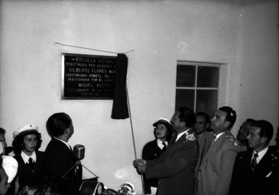 Miguel Alemán Valdés inaugurando una Escuela Normal
