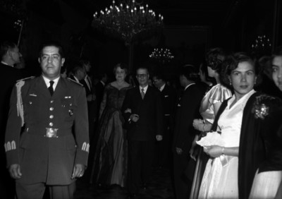 Salvador Urbina, presidente de la Suprema Corte, acompañado de una mujer en un salón de Palacio Nacional
