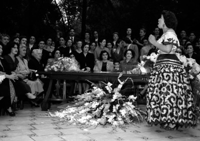 Beatriz Velasco de Alemán acompañada por damas de sociedad en un festival