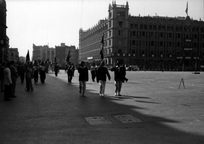 Escolta saludando frente a Palacio Nacional
