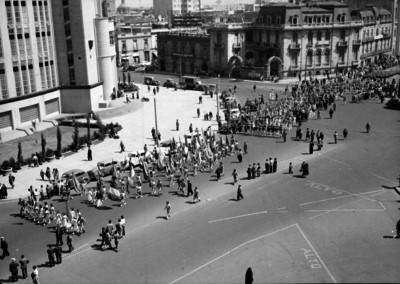 Contingente portando banderas en el desfile deportivo, vista parcial