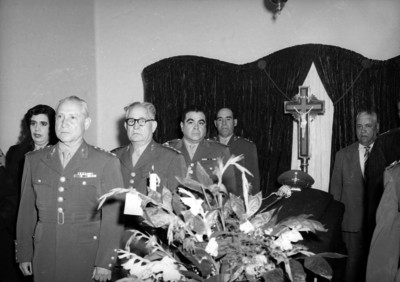 Gilberto R. Limón, Santiago P. Piña Soria y otros militares montando guardia en un feneral