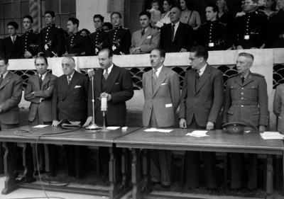 Gustavo Baz, funcionarios y militares durante una ceremonia militar