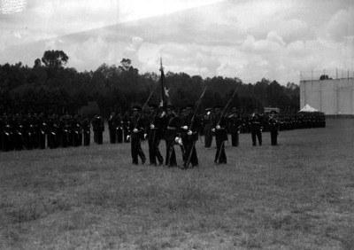 Honores a la bandera en una ceremonia militar