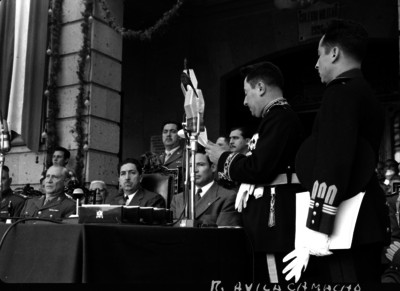 Miguel Alemán Valdés escuchando a Rafael Ávila Camacho pronunciar un discurso en el Colegio Militar