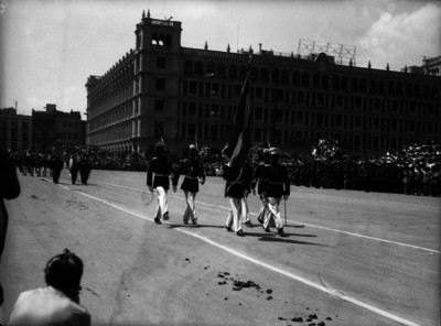 Escolta de cadetes navales desfilando en el Zócalo