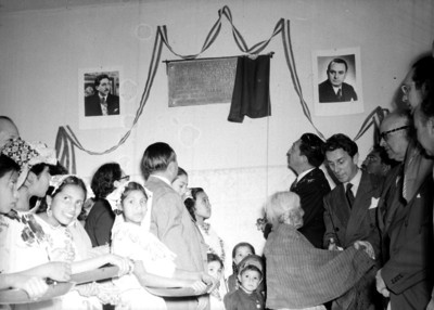 Miguel alemán Valdés develando una placa conmemorativa