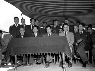 Miguel Alemán Valdés, Adolfo Ruiz Cortínes y otras personas presidiendo una ceremonia