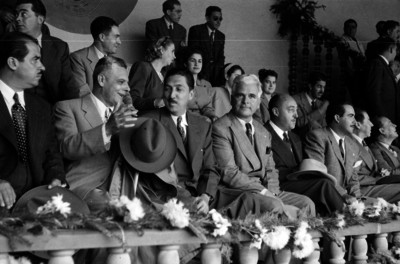 Miguel Alemán Valdés y hombres durante una fiesta charra