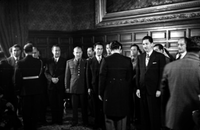Miguel Alemán Valdés felicitando a funcionarios en Palacio Nacional con motivo de año nuevo