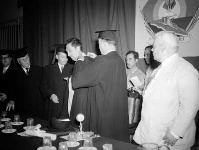 Miguel Alemán Valdés recibiendo toga, Honoris Causa en la universidad de Sinaloa