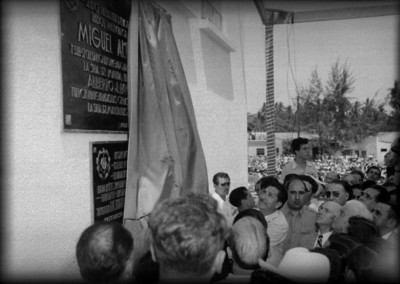 Miguel Alemán Valdés develando la placa de inauguración de un muelle
