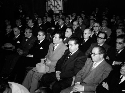 Funcionarios en una asamblea