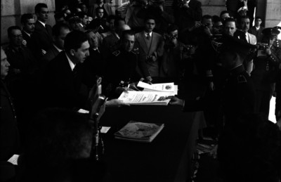 Miguel Alemán Valdés entregando documentos a cadetes del Colegio Militar