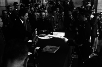 Miguel Alemán Valdés entregando documentos a cadetes en el Colegio Militar