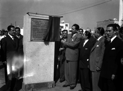 Miguel Alemán Valdés devela la placa de la Colonia del Periodista