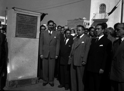 Miguel Alemán Valdés y funcionarios al develar la placa de la Colonia del Periodista