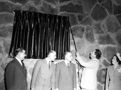 Miguel Alemán Valdés antes de develar una placa inaugural
