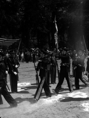 Miguel Alemán Valdés sostiene la bandera en la inaguración de cursos en Chapingo