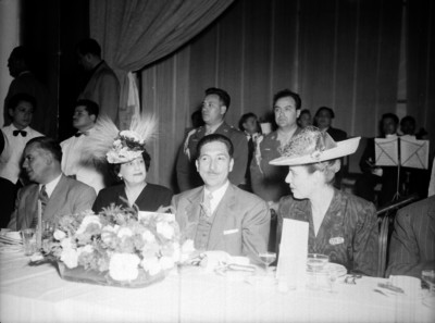 Miguel Alemán Valdés y Beatriz Velasco de Alemán en un banquete