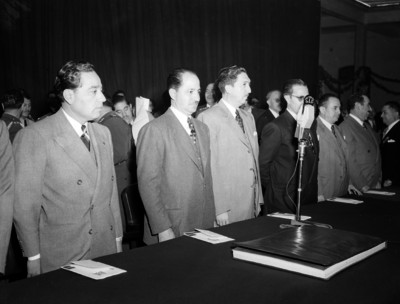 Miguel Alemán Valdés y funcionarios presidiendo la inaugruación de una escuela