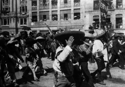 Tropas zapatistas desfilan por una calle de la ciudad de México