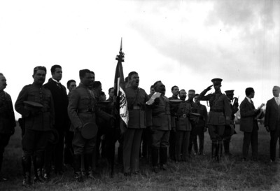Plutarco Elías Calles pronuncia un discurso ante militares en la ceremonia de entrega de Banderas al ejército