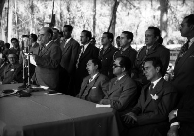 Miguel Alemán y funcionarios escuchan a Eduardo Suárez pronunciando un discurso en la universidad de Chapingo