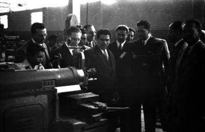 Miguel Alemán Valdés visita un taller del Instituto Politécnico Nacional
