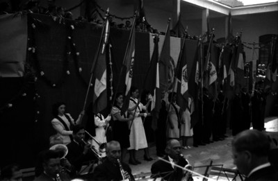 Estudiantes, del Instituto Politécnico Nacional, portando banderas en una ceremonia