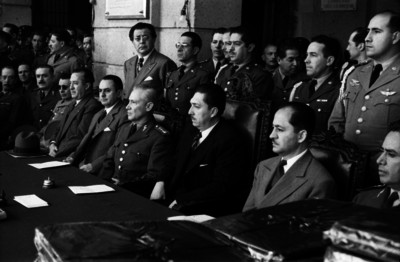 Miguel Alemán Valdés acompañdo de funcionarios y militares durante una ceremonia en el Colegio Militar