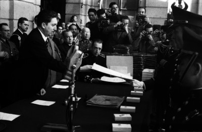 Miguel Alemán Valdés entregando documentos a cadetes en el Colegio Militar