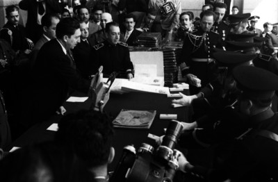 Miguel Alemán Valdés entregando documentos a cadetes en el Colegio Militar
