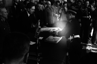Miguel Alemán Valdés entregando documentos a cadetes en el Colegio Militar