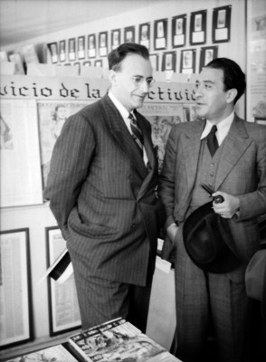 Vicente Lombardo Toledano con un hombre durante una ceremonia