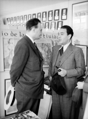 Políticos platicando durante una ceremonia