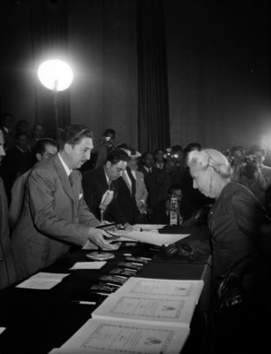 Miguel Alemán Valdés entregando reconocimientos a maestros
