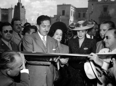 Miguel Alemán Valdés y Beatriz Velasco de Alemán cortan un listón inaugural
