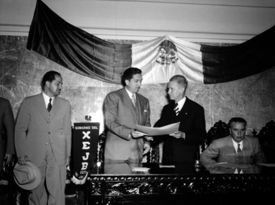 Miguel Alemán Valdés recibe documentos durante una ceremonia